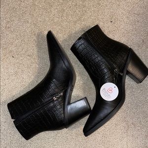 NWT Blonde Que Waterproof Bootie